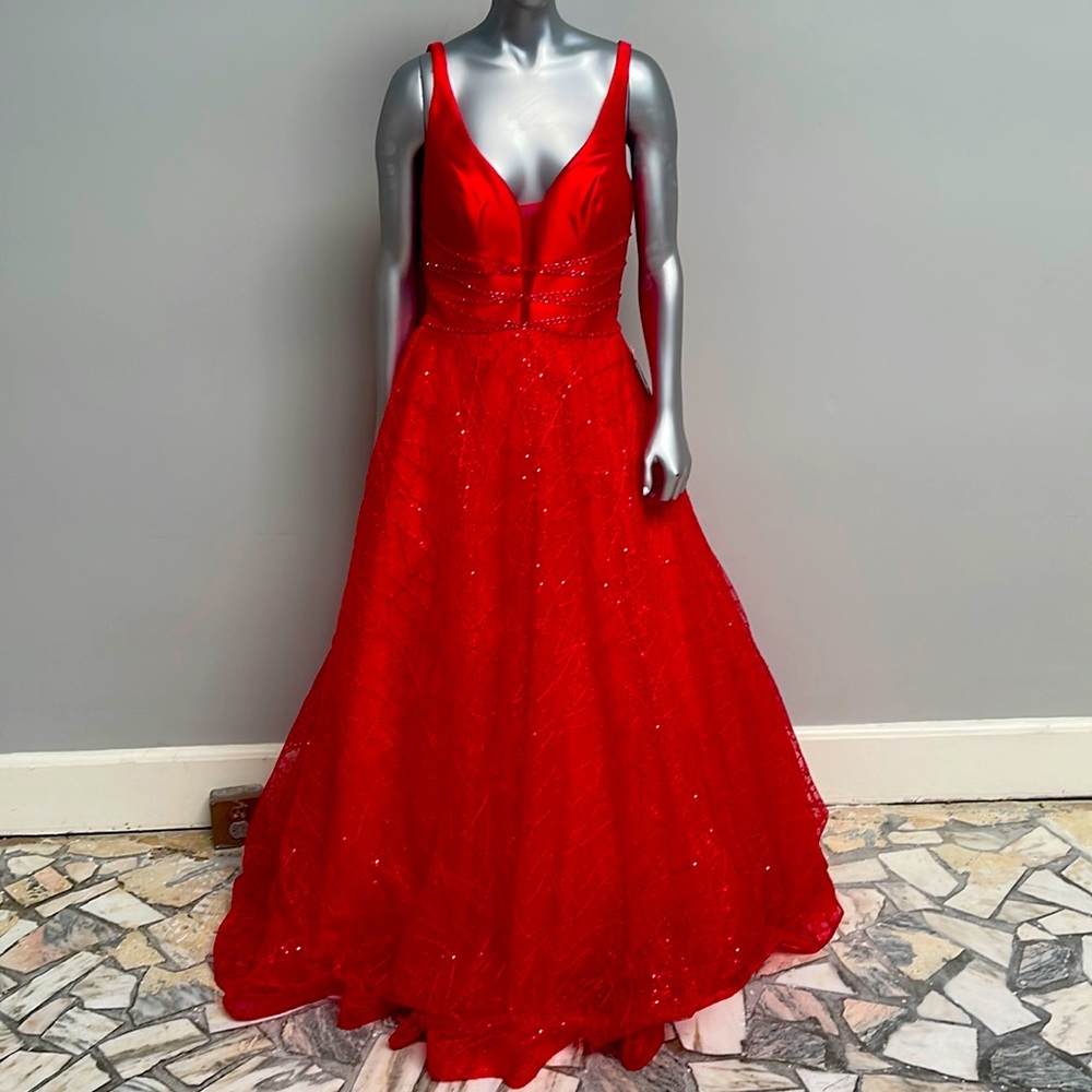 Ellie Wilde gorgeous Red pageant/ prom gown. New with tags.
